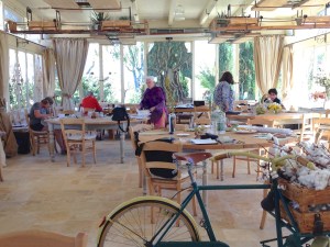 Artists’ studio at Masseria Montenapoleone, (featuring from L to R) Jane Maycock, Carole Schumaker, and BAGSC members Leslie Walker, Margaret Best and Ana Brito, photo by Jan Clouse, © 2015, all rights reserved.