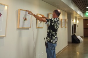 Hanging the "Zoo in Bloom" BAGSC exhibition at the Santa Barbara Zoo. Photo by Lori Vreeke, © 2015, all rights reserved.