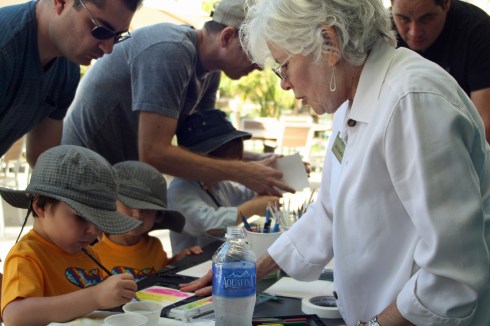 Gilly Shaeffer assisting exhibition visitors who are trying their hand at botanical art in watercolor. Photo by Lori Vreeke, © 2015.