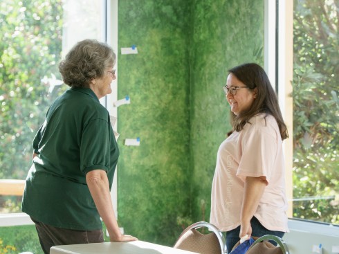 Estelle DeRidder (L) and Olga Ryabstova (R) at the BAGSC Quarterly Meeting at Madrona Marsh Nature Center. © 2018, Lance Hill. Editorial or promotional use permitted for electronic or printed media by the Botanical Artists Guild of Southern California and the Friends of Madrona Marsh. Please provide photo credit to Lance Hill.